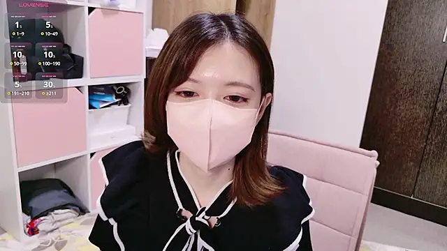 Azusa DoMybest online show from April 12, 2026, 6:07 am