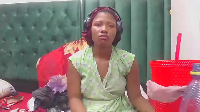 BUNNYCHOWX28 online show from February 18, 2026, 6:48 pm