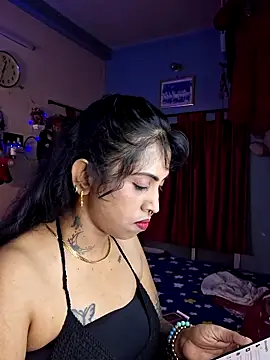 Snapshot of Love_Beauty01 chatting on May 2, 2026, 6:35 pm Love Beauty01 online show from May 2, 2026, 6:35 pm