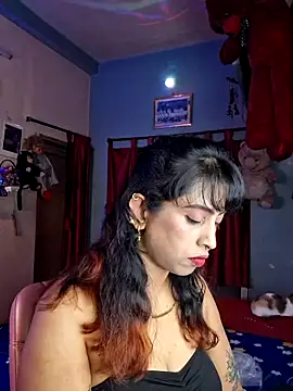 Snapshot of Love_Beauty01 chatting on May 21, 2026, 6:48 pm Love Beauty01 online show from May 21, 2026, 6:48 pm