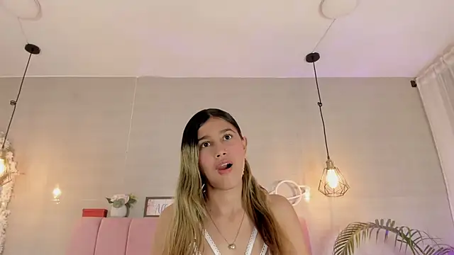 im sofii18 online show from September 23, 2025, 7:39 pm