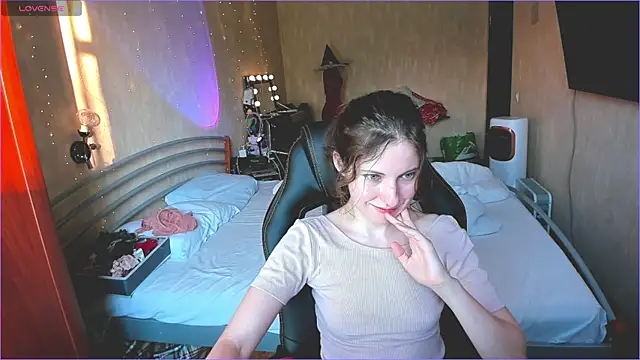 Agata in Wonderland online show from September 16, 2025, 1:56 pm