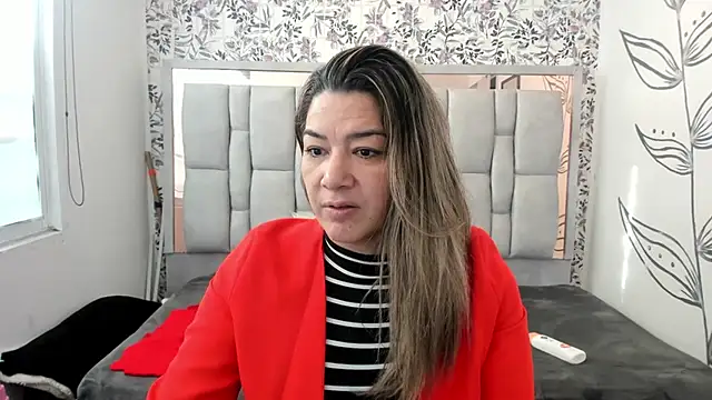 Chanel  Rose   online show from September 17, 2025, 12:18 pm