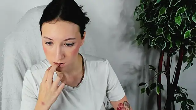 EileenMoores online show from September 11, 2025, 11:43 am