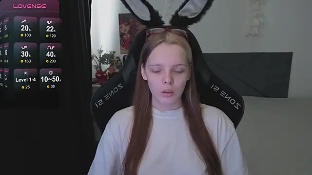 Luna Navy online show from October 4, 2025, 8:56 am