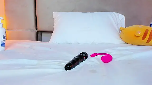 Snapshot of isabel_sofiaa chatting on February 15, 2026, 7:51 am isabel sofiaa online show from February 15, 2026, 7:51 am