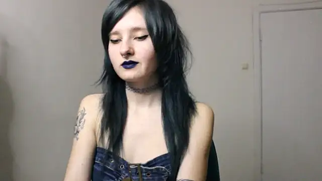 midnightsiren777 online show from November 4, 2025, 9:47 pm