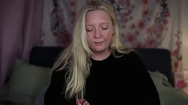 Daisyxoxo  online show from February 6, 2026, 9:18 pm