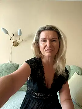 AliceSwan4011 online show from September 19, 2025, 2:51 pm