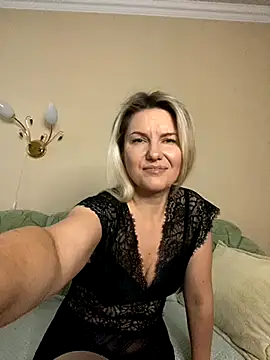 AliceSwan4011 online show from October 27, 2025, 1:26 pm