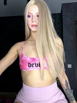 FavoriteKira online show from March 21, 2026, 6:11 pm