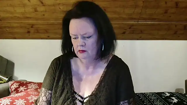 Snapshot of TiffanyMature chatting on December 5, 2025, 3:30 pm TiffanyMature online show from December 5, 2025, 3:30 pm