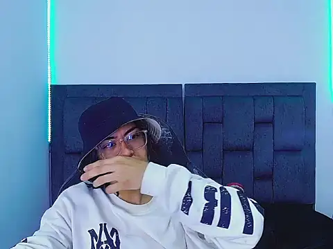 Snapshot of dirty_model chatting on October 19, 2025, 8:48 am dirty model online show from October 19, 2025, 8:48 am