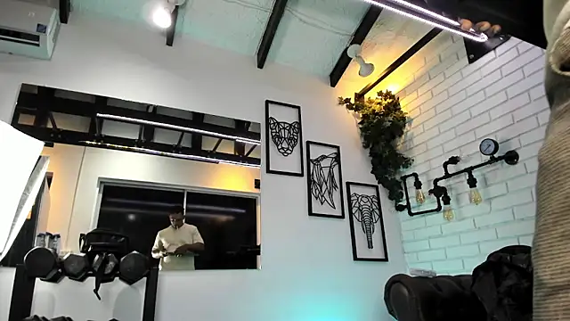 ItaloMoore online show from December 19, 2025, 11:28 am