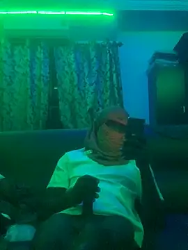 Snapshot of Calmnix_ chatting on November 8, 2025, 11:14 pm Calmnix online show from November 8, 2025, 11:14 pm