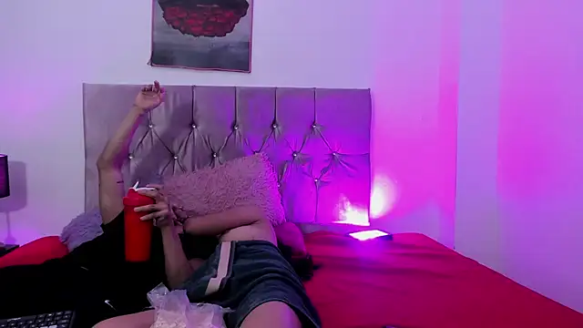 Snapshot of AndretiiAndCamila chatting on October 3, 2025, 8:06 pm AndretiiAndCamila online show from October 3, 2025, 8:06 pm