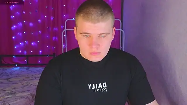 kittenmurr online show from April 8, 2026, 7:58 pm