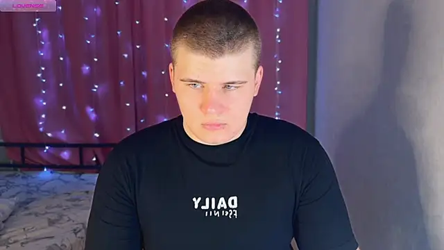 kittenmurr online show from April 20, 2026, 10:44 pm