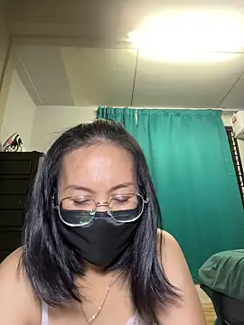 melyiaaa online show from March 24, 2026, 2:11 pm