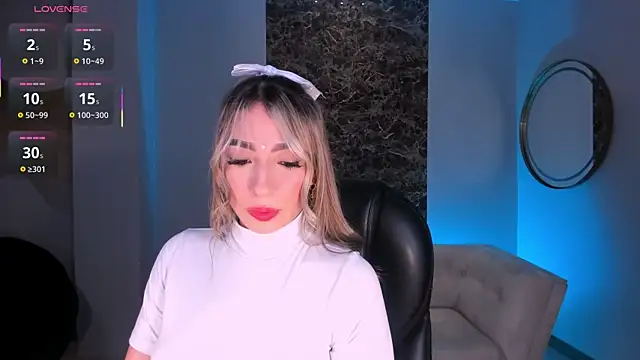 LizzCooper online show from November 12, 2025, 4:02 am