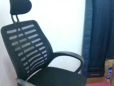 Snapshot of B-e-l-l-e chatting on October 7, 2025, 7:05 am B-e-l-l-e online show from October 7, 2025, 7:05 am