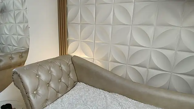 Lily rousee  online show from April 10, 2026, 12:43 pm