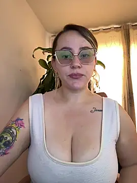 Snapshot of CurvyLust_x chatting on April 20, 2026, 1:47 pm CurvyLust x online show from April 20, 2026, 1:47 pm