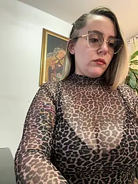 Snapshot of CurvyLust_x chatting on May 6, 2026, 2:33 pm CurvyLust x online show from May 6, 2026, 2:33 pm
