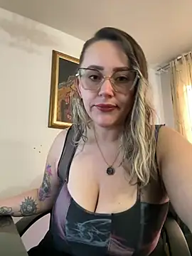 Snapshot of CurvyLust_x chatting on May 13, 2026, 1:19 pm CurvyLust x online show from May 13, 2026, 1:19 pm