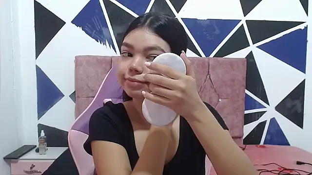 shy luna18 online show from October 7, 2025, 12:35 pm