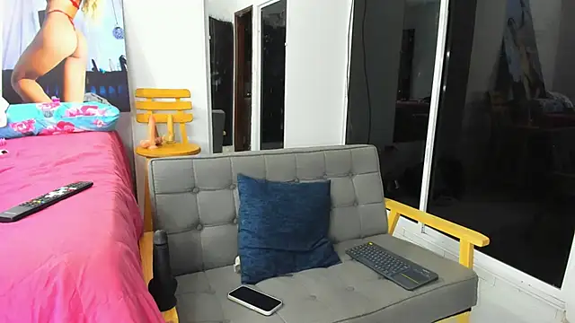 zou quira online show from January 7, 2026, 2:03 am