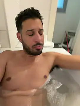 Snapshot of husbandandwifetobe chatting on March 4, 2026, 5:46 am husbandandwifetobe online show from March 4, 2026, 5:46 am