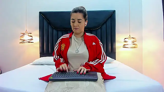 Snapshot of AuraEvens chatting on September 16, 2025, 12:17 pm AuraEvens online show from September 16, 2025, 12:17 pm