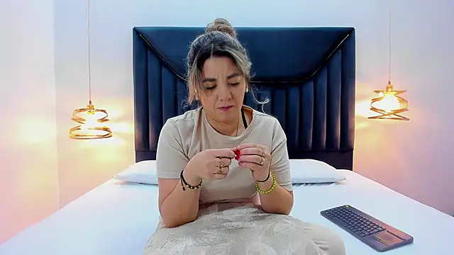 Snapshot of AuraEvens chatting on September 24, 2025, 12:08 pm AuraEvens online show from September 24, 2025, 12:08 pm