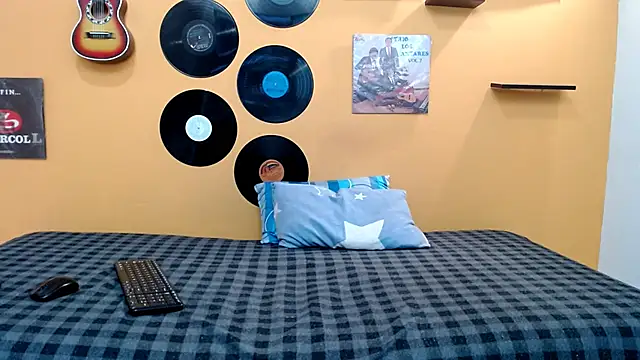 skinnyverus18 online show from February 18, 2026, 7:43 pm