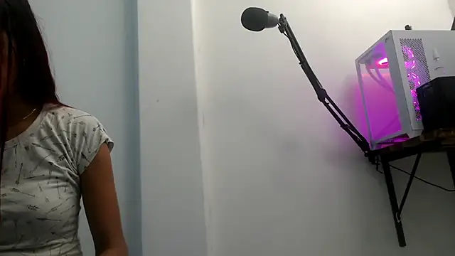 skinnyverus18 online show from May 22, 2026, 7:41 pm