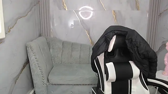 Snapshot of Ashley_Blum_v chatting on December 13, 2025, 8:14 pm Ashley Blum v online show from December 13, 2025, 8:14 pm