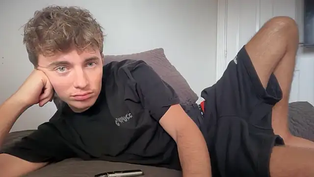 Snapshot of luciancrowe chatting on February 6, 2026, 12:19 pm luciancrowe online show from February 6, 2026, 12:19 pm
