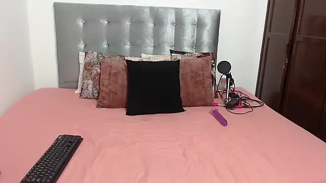 Snapshot of DaiishaWolf chatting on September 21, 2025, 7:37 pm DaiishaWolf online show from September 21, 2025, 7:37 pm