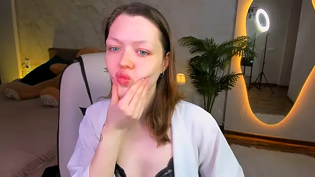 Lunar Lily online show from December 1, 2025, 5:34 am