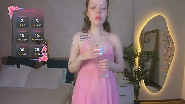 Snapshot of Lunar_Lily chatting on June 19, 2026, 5:01 am Lunar Lily online show from June 19, 2026, 5:01 am
