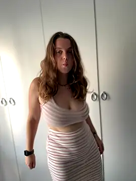 TenderLaGlamor online show from October 12, 2025, 3:22 pm