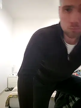 mrlyuis online show from November 18, 2025, 3:27 pm