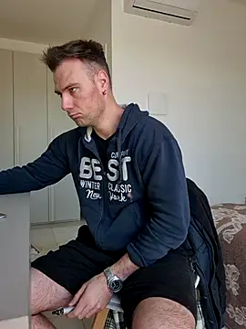 mrlyuis online show from April 22, 2026, 8:39 am