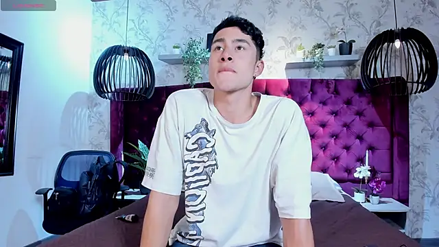 AustinJones  online show from December 22, 2025, 7:33 pm