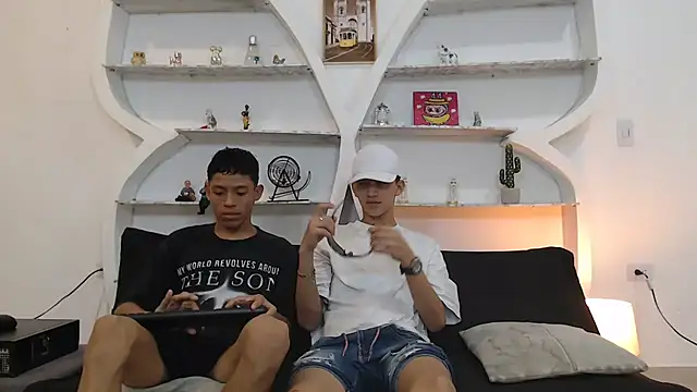 BEAUTY BOYS1 online show from November 27, 2025, 7:10 am