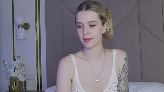 Snapshot of Touch_me chatting on October 5, 2025, 4:27 pm Touch me online show from October 5, 2025, 4:27 pm