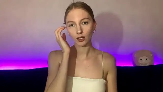 Snapshot of BrightAnnie chatting on September 19, 2025, 5:02 pm BrightAnnie online show from September 19, 2025, 5:02 pm
