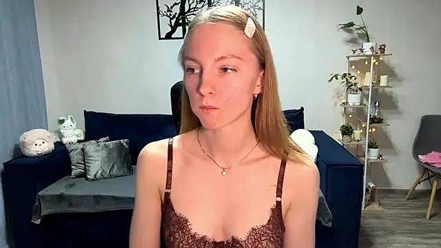 Snapshot of BrightAnnie chatting on October 15, 2025, 3:01 pm BrightAnnie online show from October 15, 2025, 3:01 pm