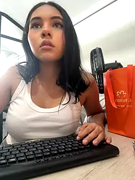 Snapshot of AlinnaRosee_ chatting on December 2, 2025, 4:35 pm AlinnaRosee online show from December 2, 2025, 4:35 pm